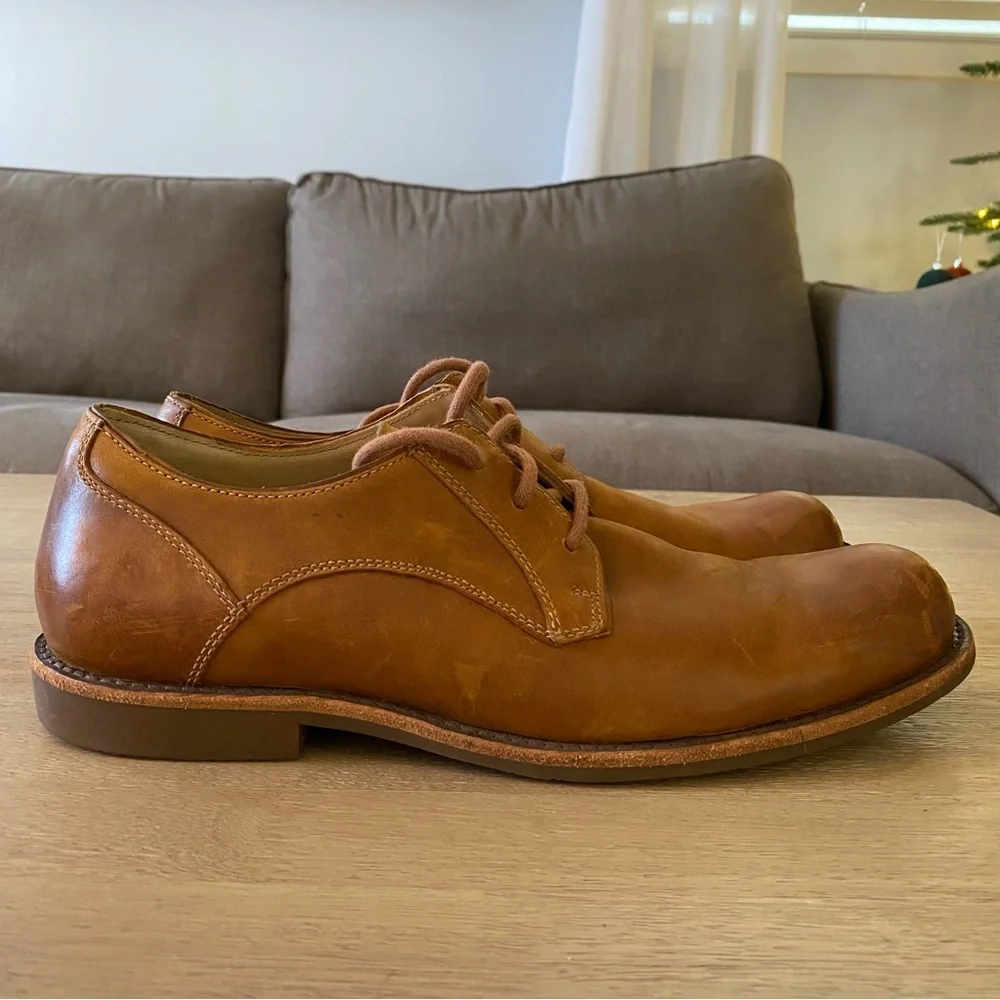 UGG Men’s Light Brown Leather Oxford Toe Shoes – Size 9